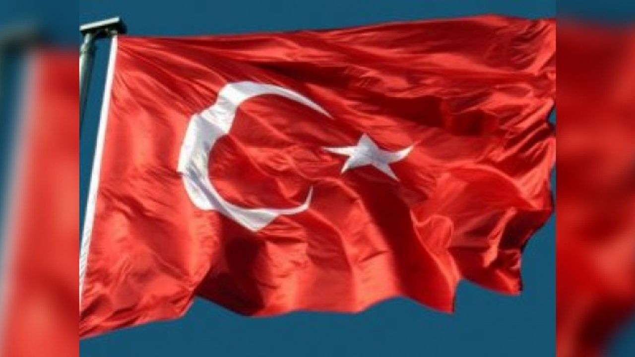 Trabzon'daki Bayrak Krizinden FETÖ İftirası Çıktı