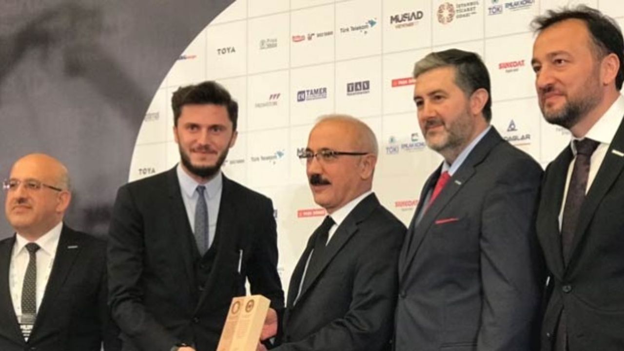 Haluk Hasanoğlu Kalkınma Bakanı Lütfi Elvan'dan plaket aldı