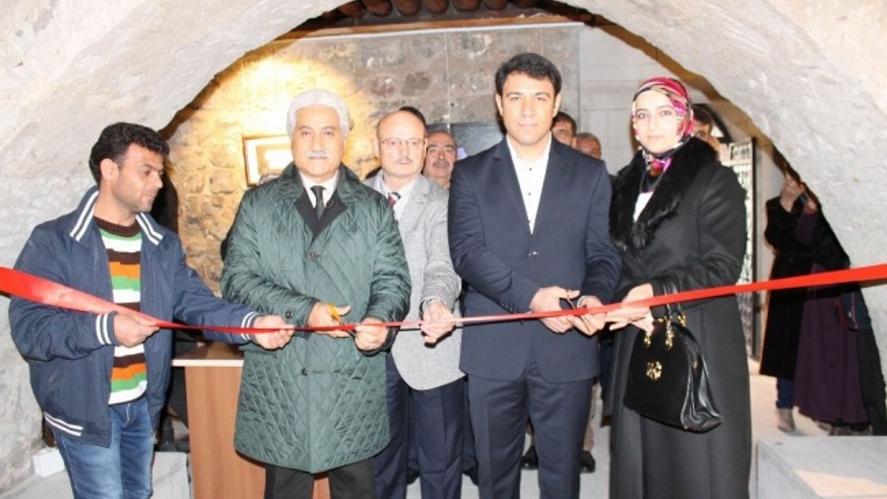 Güvenlik görevlisi ressam ilk kişisel resim sergisini açtı