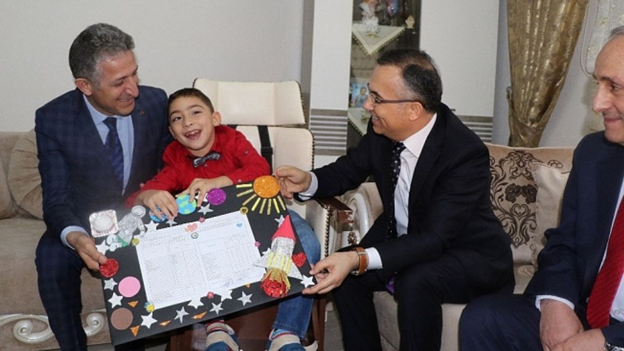 Evde eğitim gören Umut, karnesini Vali Çeber’in elinden aldı