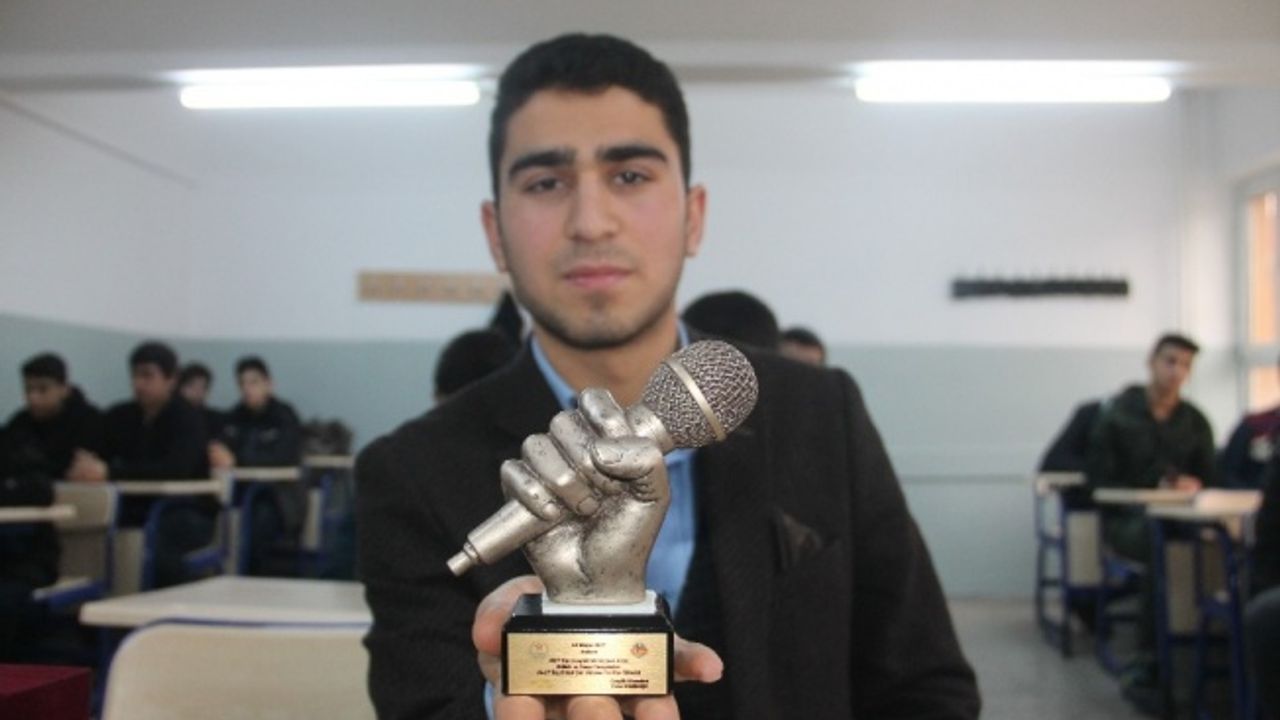 Öğretmeninin tavsiyesiyle başladı, 3 dilde şiir okuyor