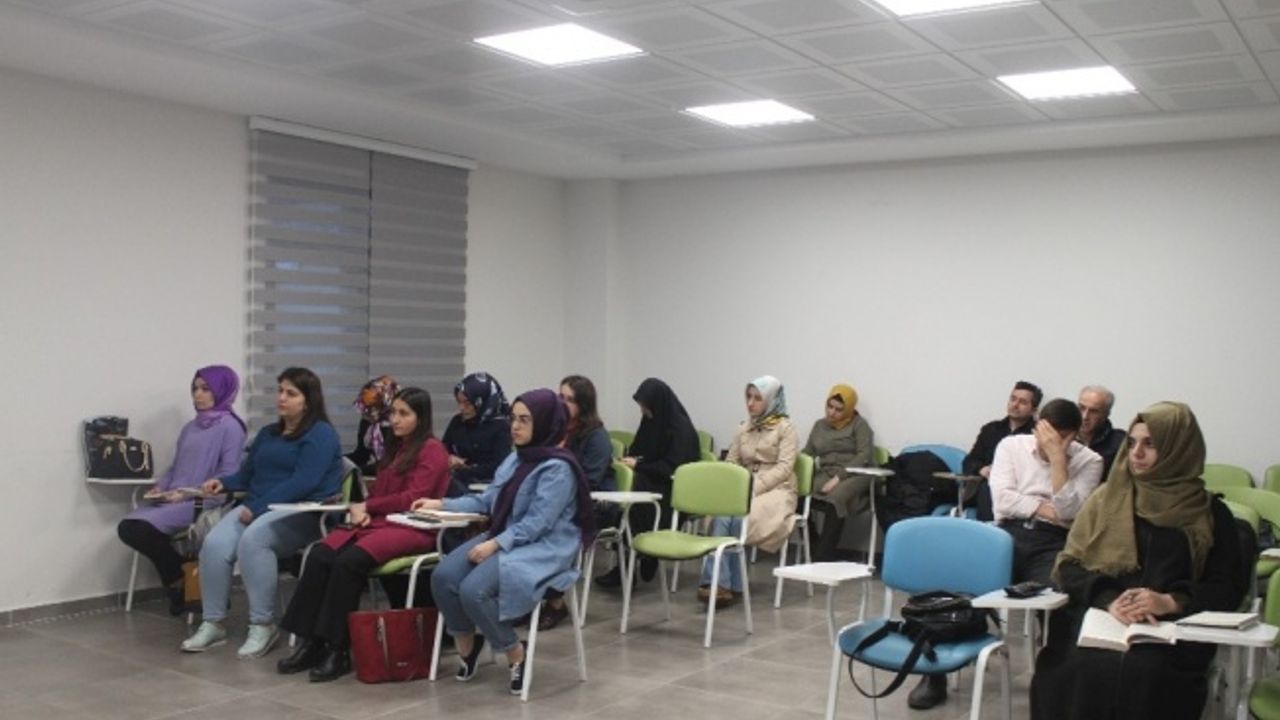 Fikir ve Sanat Akademisi’nde "Sultanların Şiirleri" dersi son buldu