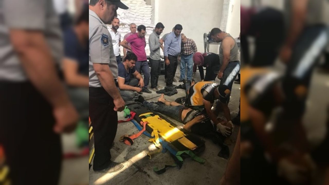 Şeker torbalarının altında kalan 3 işçi yaralandı