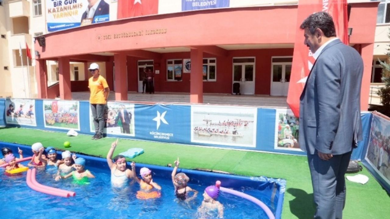 Küçükçekmece’de portatif havuzlarda yaklaşık 50 bin çocuk yüzme öğrendi