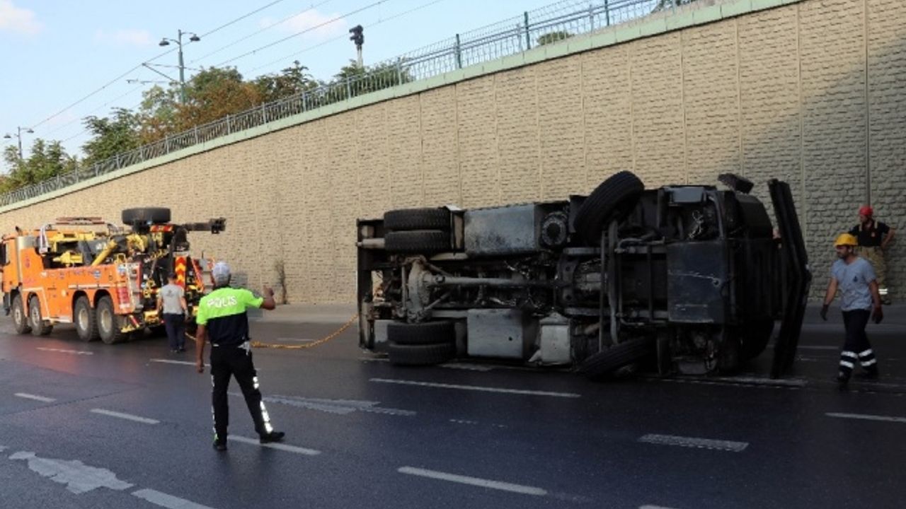 Topkapı’da göreve giden TOMA aracı devrildi