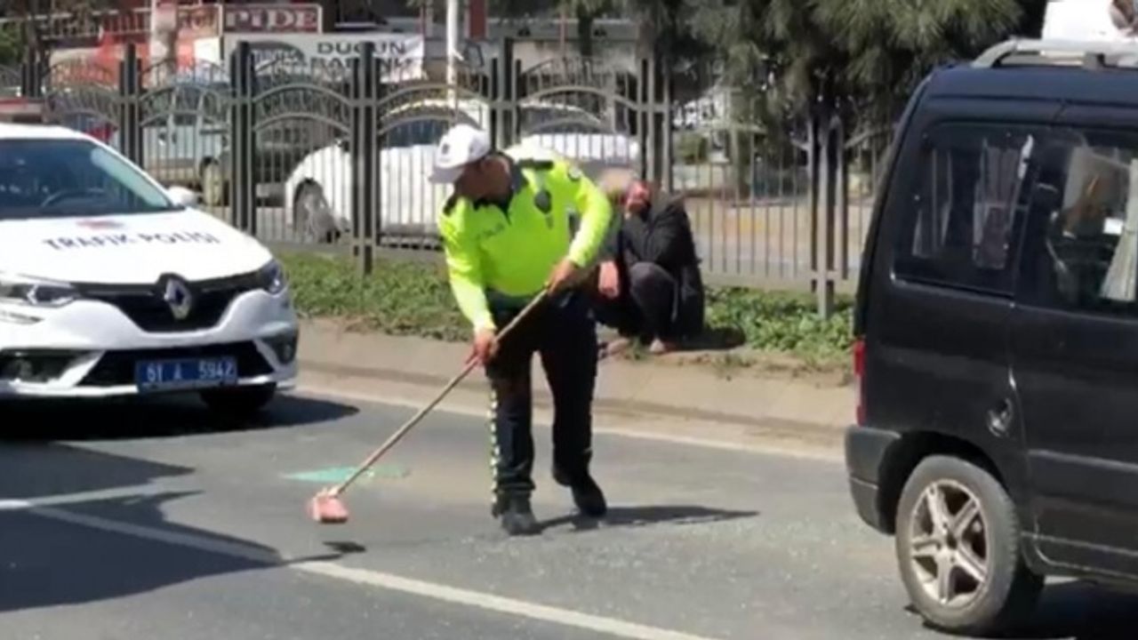 Trabzon'da kaza sonrası polisten temizlik