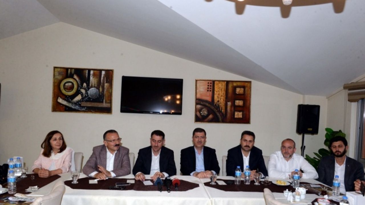 AK Parti il yönetimi gazetecilerle bir araya geldi