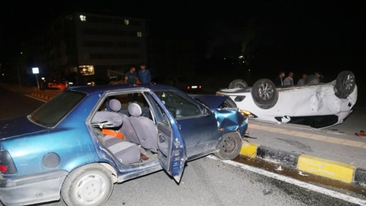 Kastamonu'da 2 otomobil çarpıştı: 4 yaralı