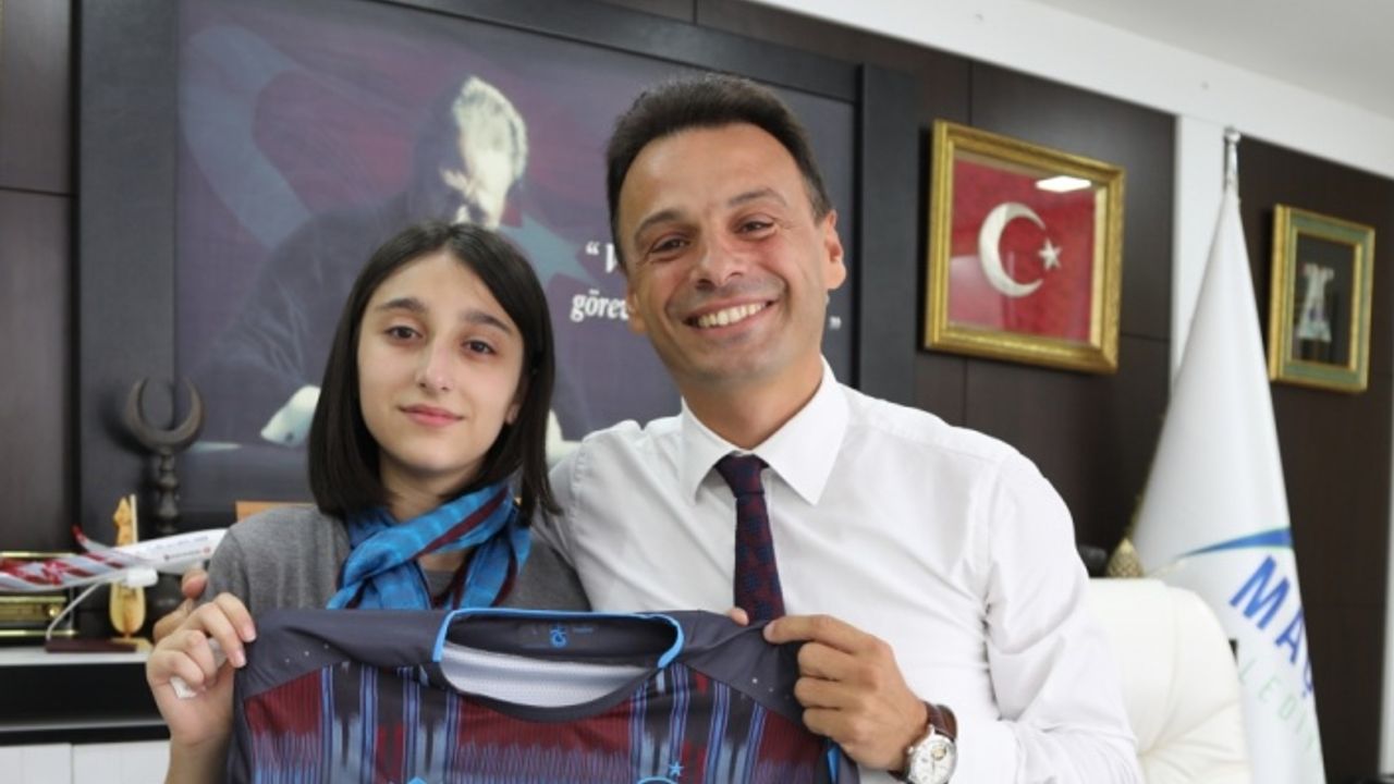 Maçka'da başarılı öğrencilere Trabzonspor forması hediye edildi