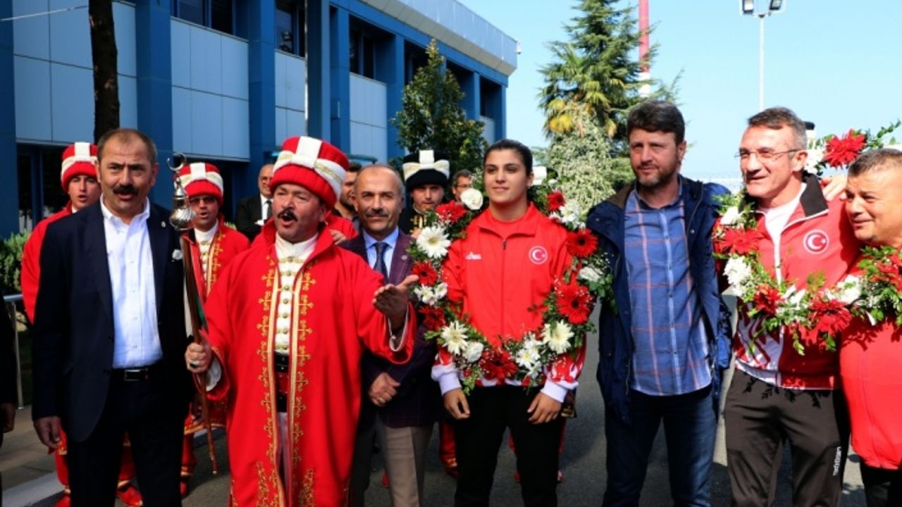 Dünya şampiyonu boksör Busenaz Sürmeneli, memleketinde coşkuyla karşılandı