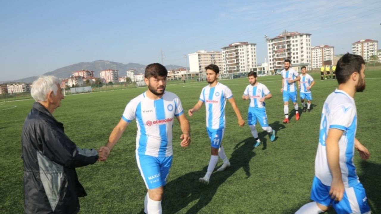81 yaşındaki antrenör ilk günkü heyecanla yeşil sahalarda