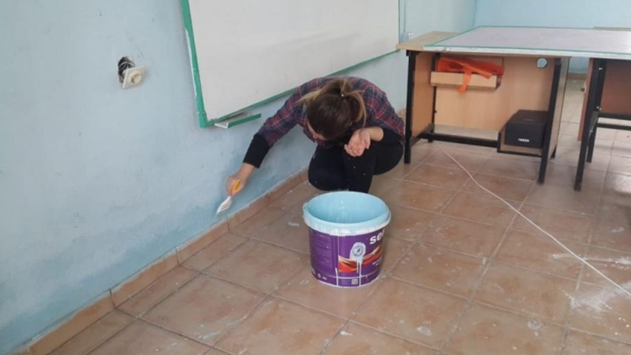 Fedakar öğretmenler köy okullarını boyadı