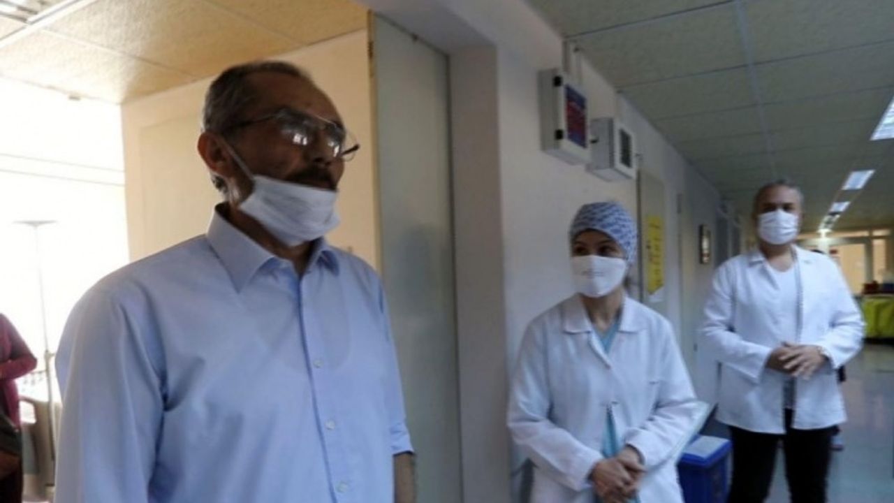 Hastanede duran kalbi yeniden çalıştırılan Kovid-19 hastası alkışlarla taburcu edildi