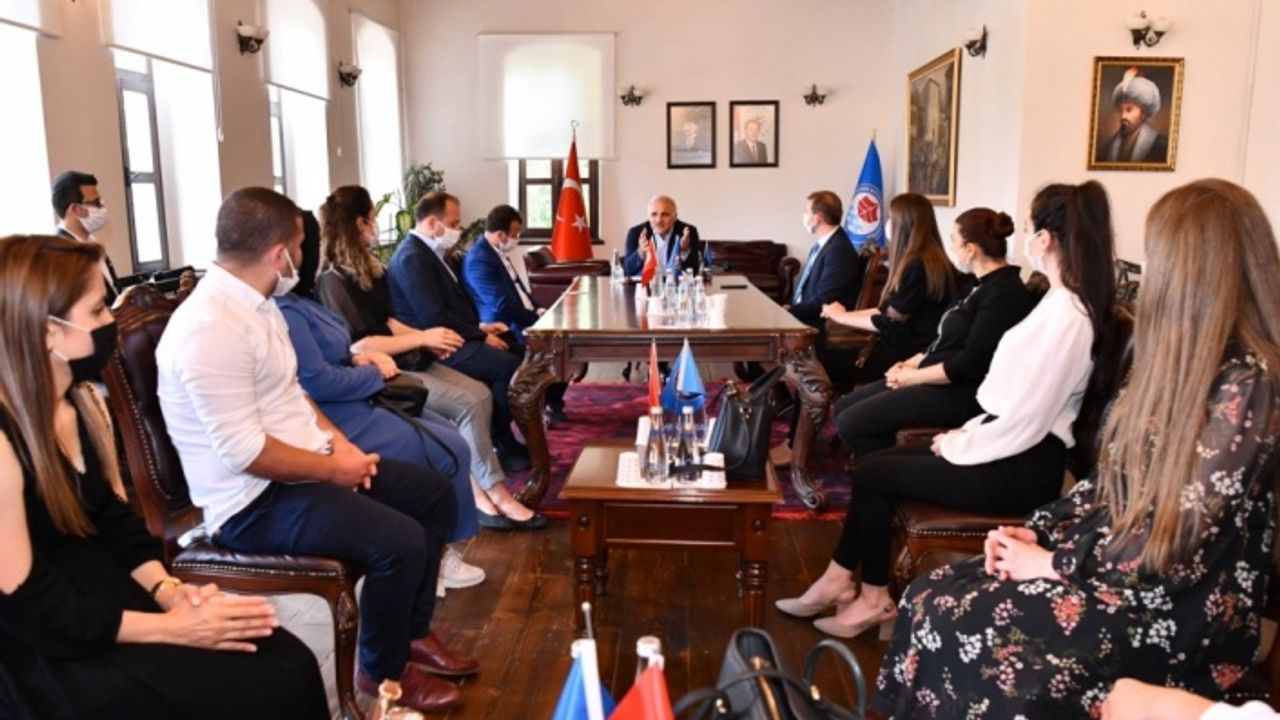 Trabzon Büyükşehir Belediye Başkanı Zorluoğlu, öğretmenlerle bir araya geldi