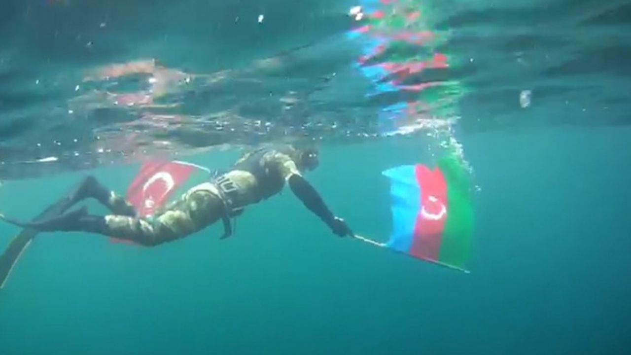 Cumhuriyet Bayramı'nı Türk ve Azerbaycan bayraklarıyla dalış yaparak kutladı