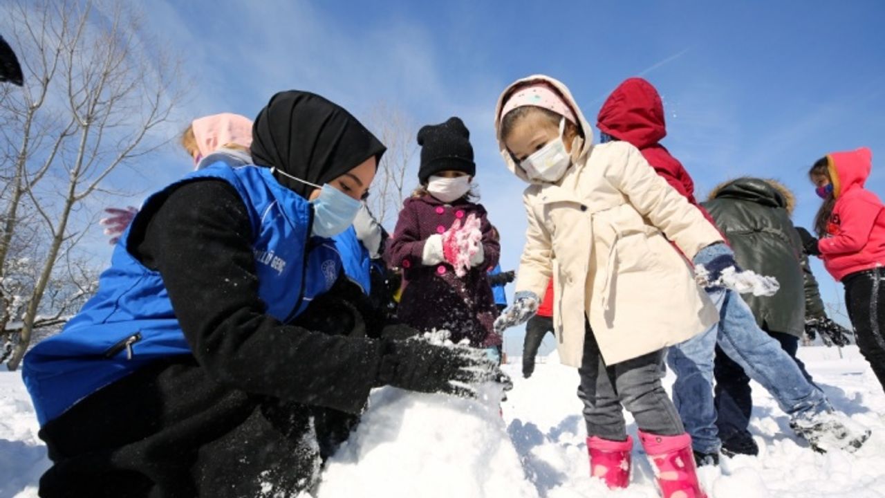 Gönüllü gençler kış şartlarında köylerdeki çocukların içini ısıttı