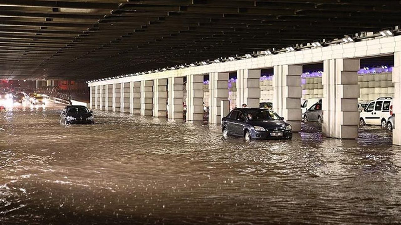İzmir'e sağanak yağış vurdu