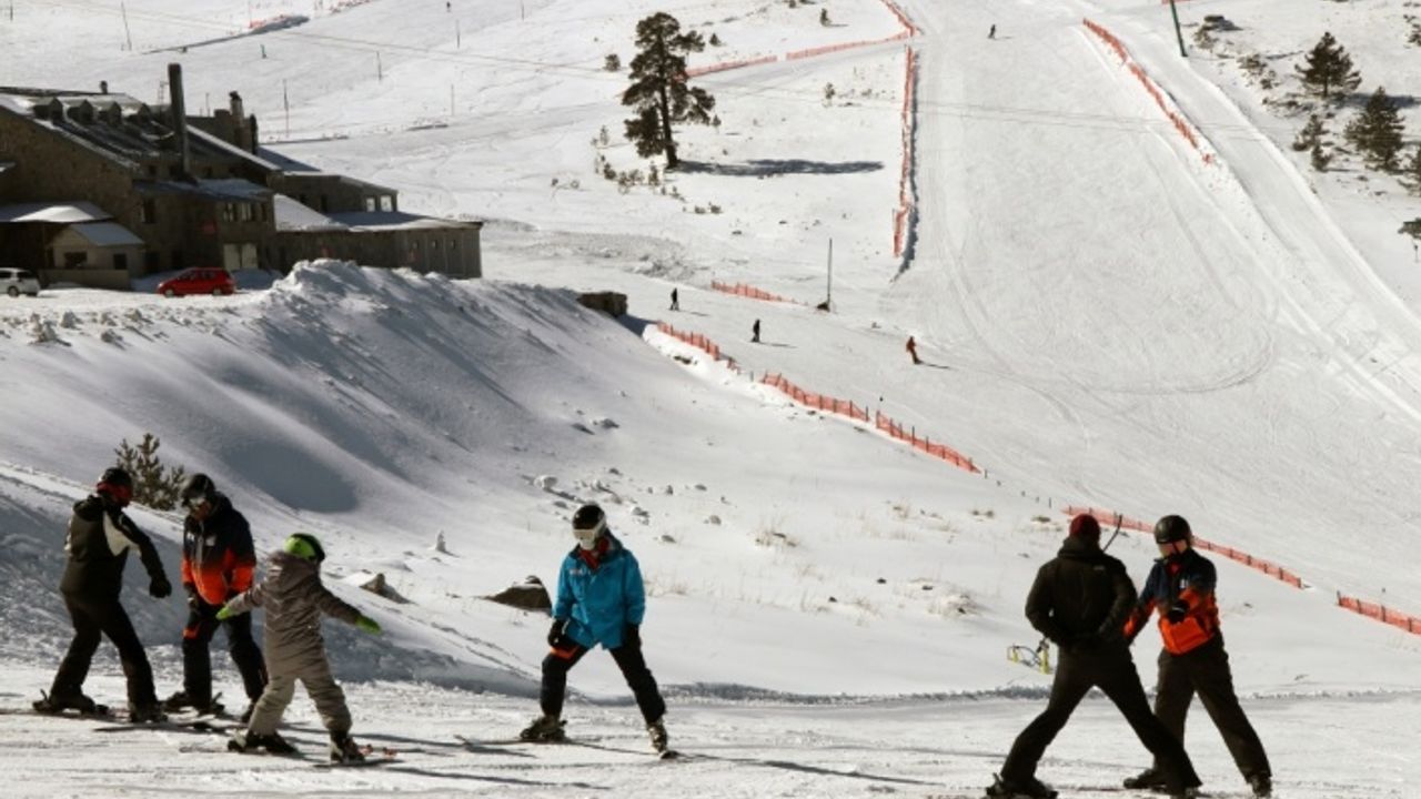 Kartalkaya yarıyıl tatilinin son günlerinde de kayakseverleri ağırlıyor