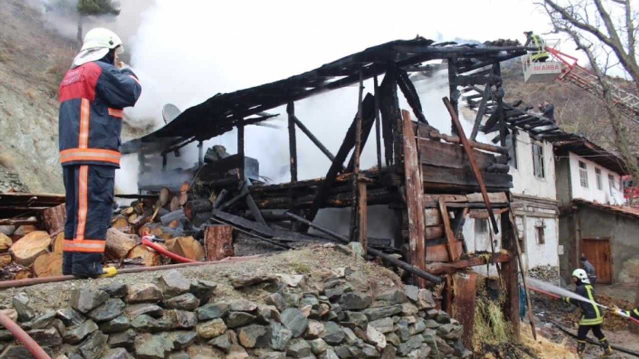 Kastamonu'da 2 katlı ev ile ahır ve odunluk yandı