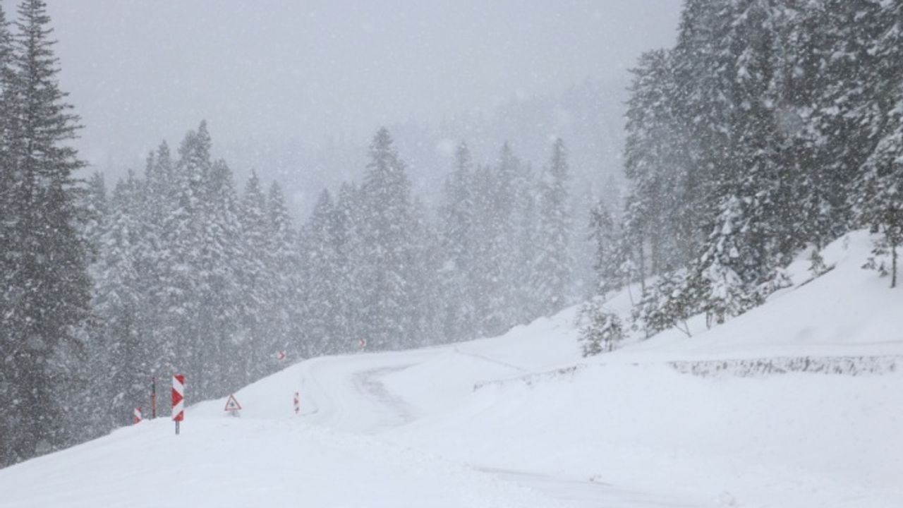 Ilgaz Dağı ve Yaralıgöz Geçidi'nde yoğun kar yağışı ulaşımı olumsuz etkiliyor