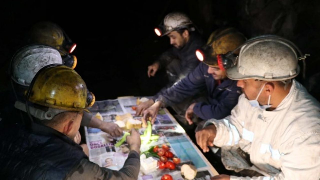 Kömür kentinin maden işçileri ilk sahurlarını yerin metrelerce altında yaptı