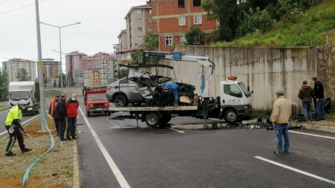 Rize'de otomobil duvara çarptı: 1 ölü, 1 yaralı
