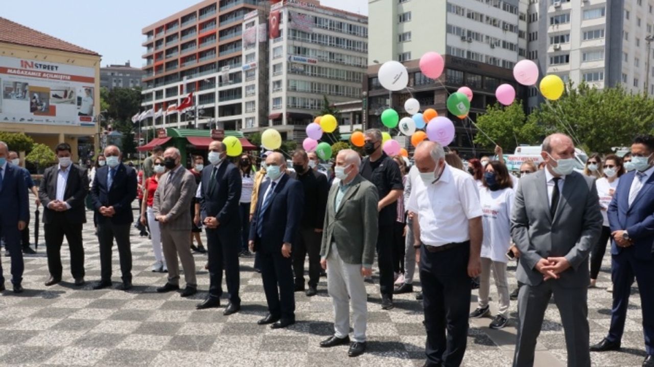 Samsun'da protokol üyeleri bağımlılıkla mücadele için gökyüzüne renkli balonlar bıraktı