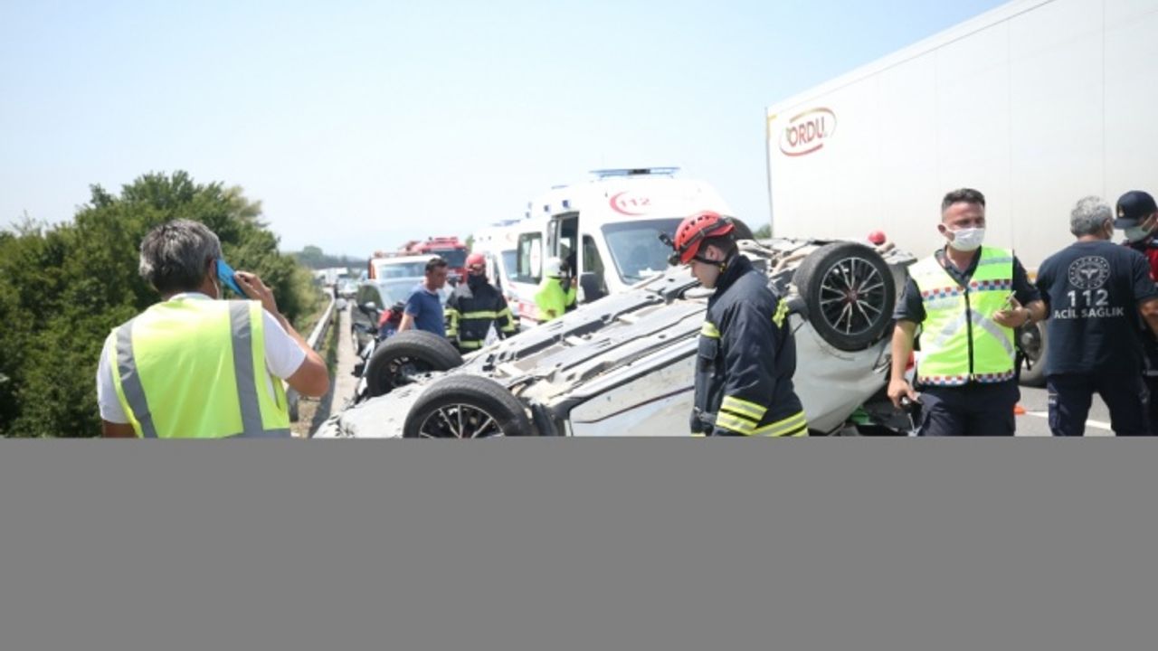 Anadolu Otoyolu'nda emniyet şeridinde bekleyen araca çarpan otomobil devrildi: 2 yaralı