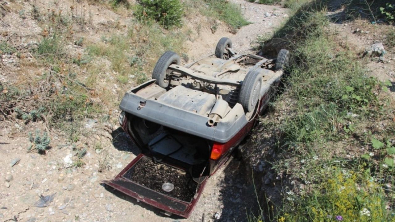 Taşova'da dere yatağına devrilen otomobilin sürücüsü yaralandı