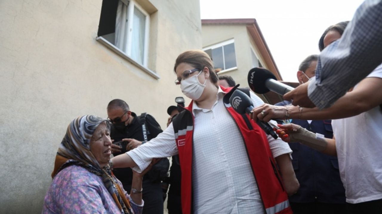 Aile ve Sosyal Hizmetler Bakanı Yanık, sel felaketi yaşanan Sinop'ta incelemelerde bulundu: