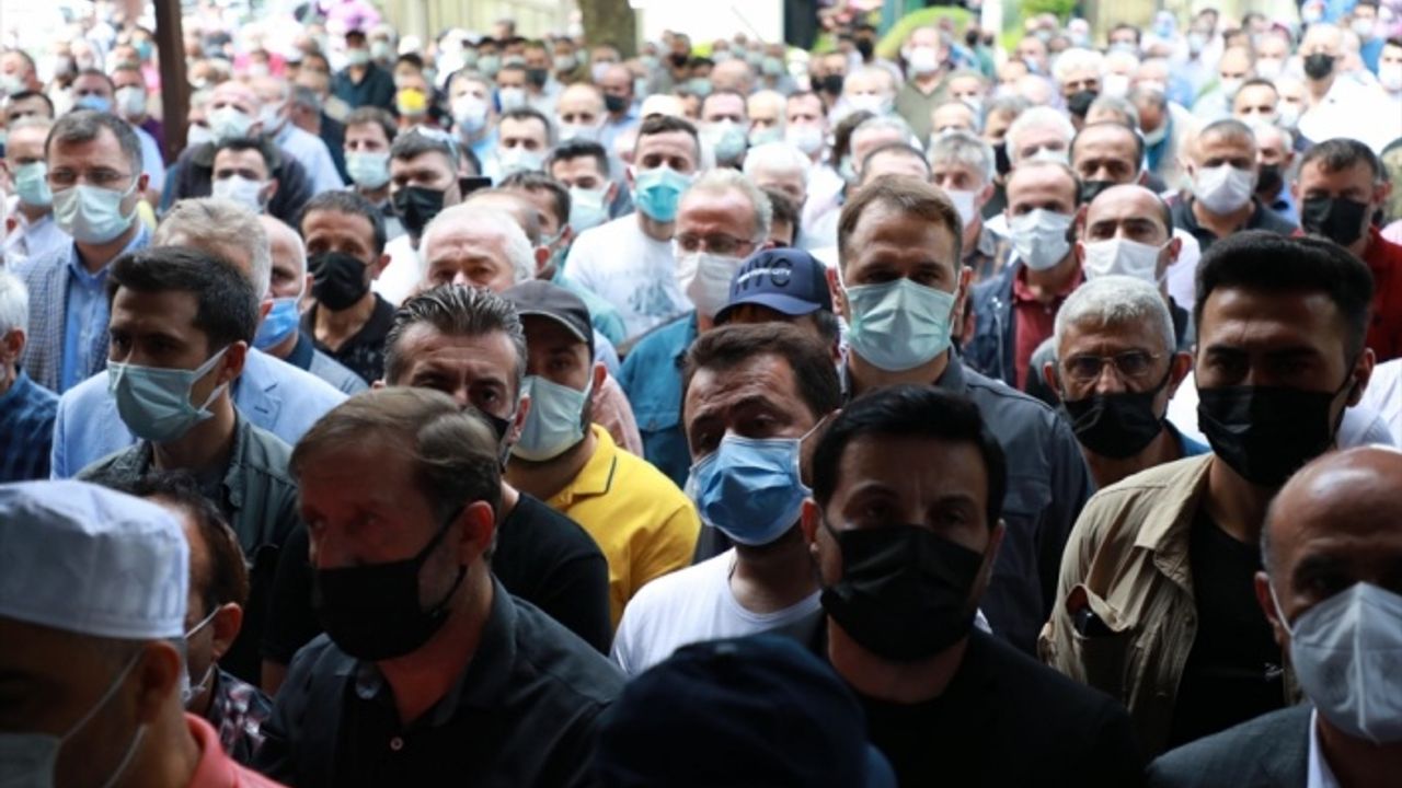 "Cimilli İbo" ismiyle tanınan Karadenizli şarkıcı İbrahim Özer, Rize'de son yolculuğuna uğurlandı