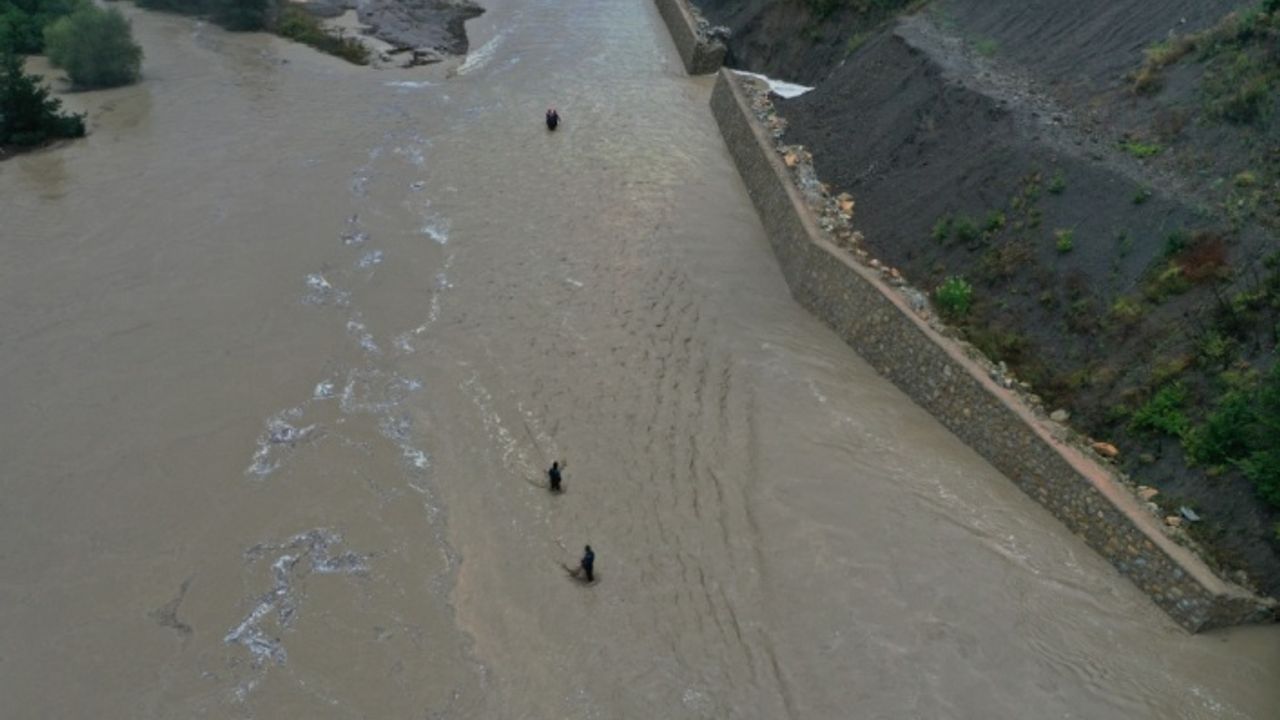 GÜNCELLEME - Kastamonu'da sel nedeniyle kapanan yolu açma çalışması yürütülüyor
