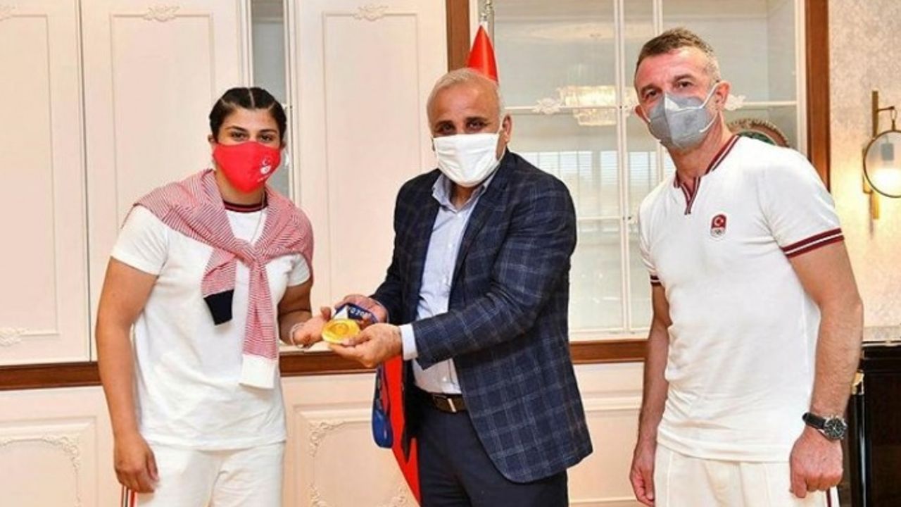 Murat Zorluoğlu şampiyon Busenaz Sürmeneli'yi ağırladı