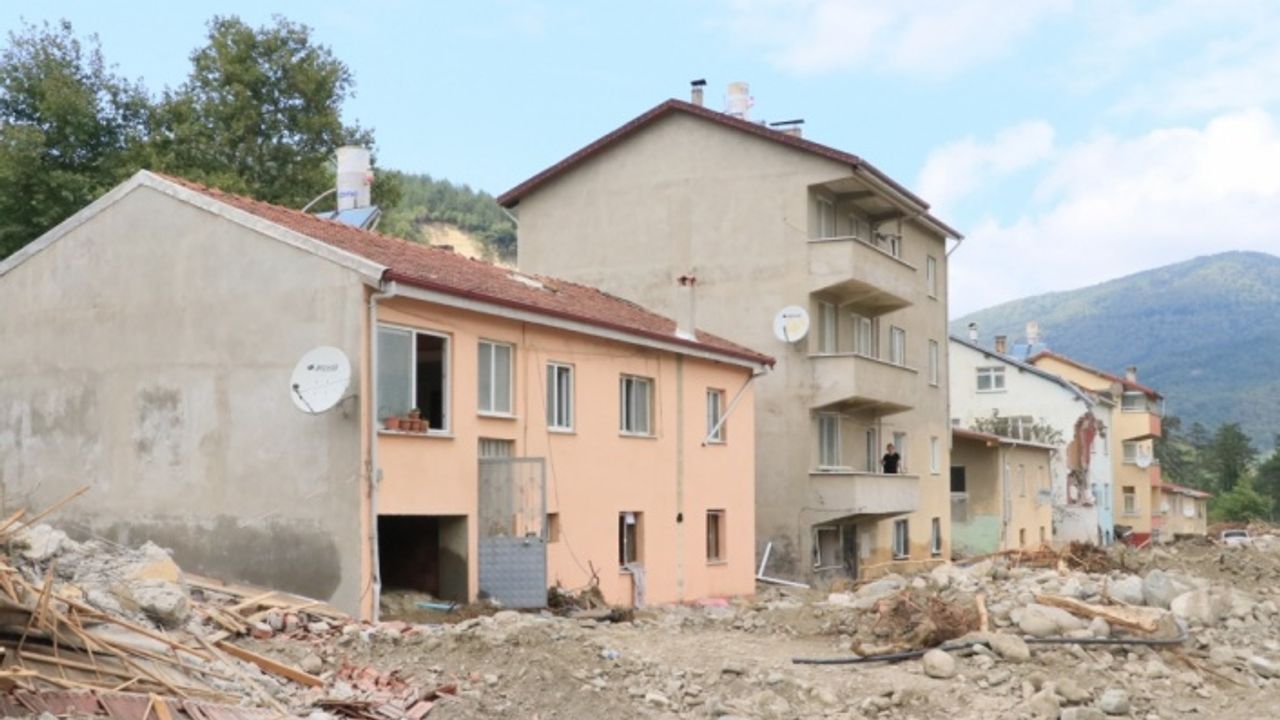 Sel felaketi nedeniyle 40 evin yıkıldığı Babaçay köyünde hasar gören 19 evin tahliyesine başlandı