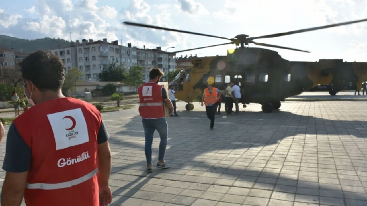Sel felaketinin yaşandığı Bozkurt'ta köylere helikopterle erzak yardımı yapılıyor