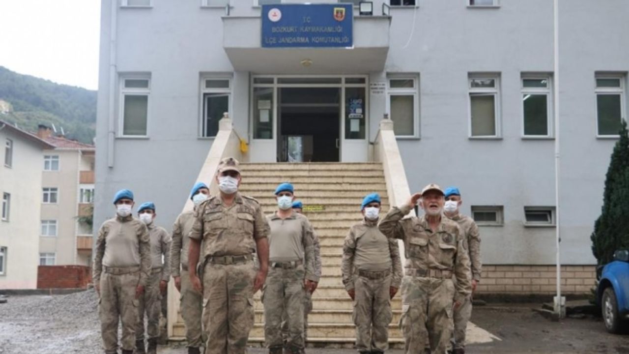 Bozkurt'ta askerlere moral veren 79 yaşındaki "Coşkun dede"ye teşekkür belgesi verildi