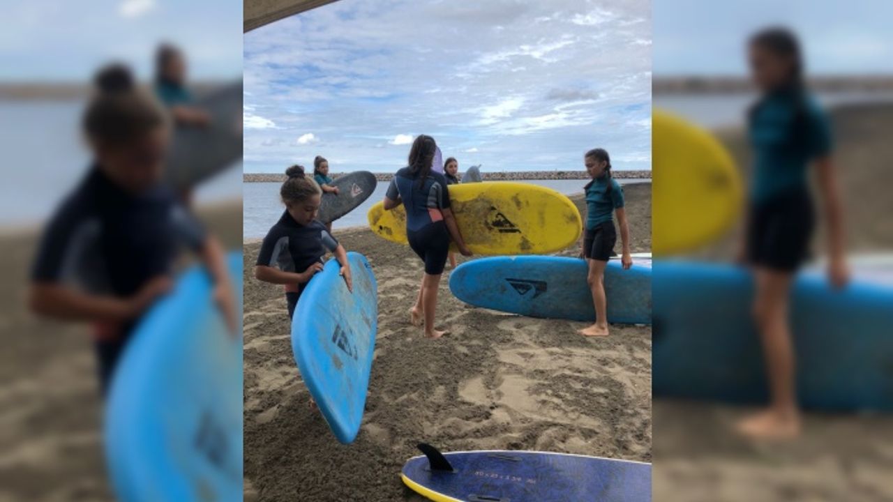 Sörf tutkunları Ordu'da denizin ve rüzgarın keyfini çıkarıyor