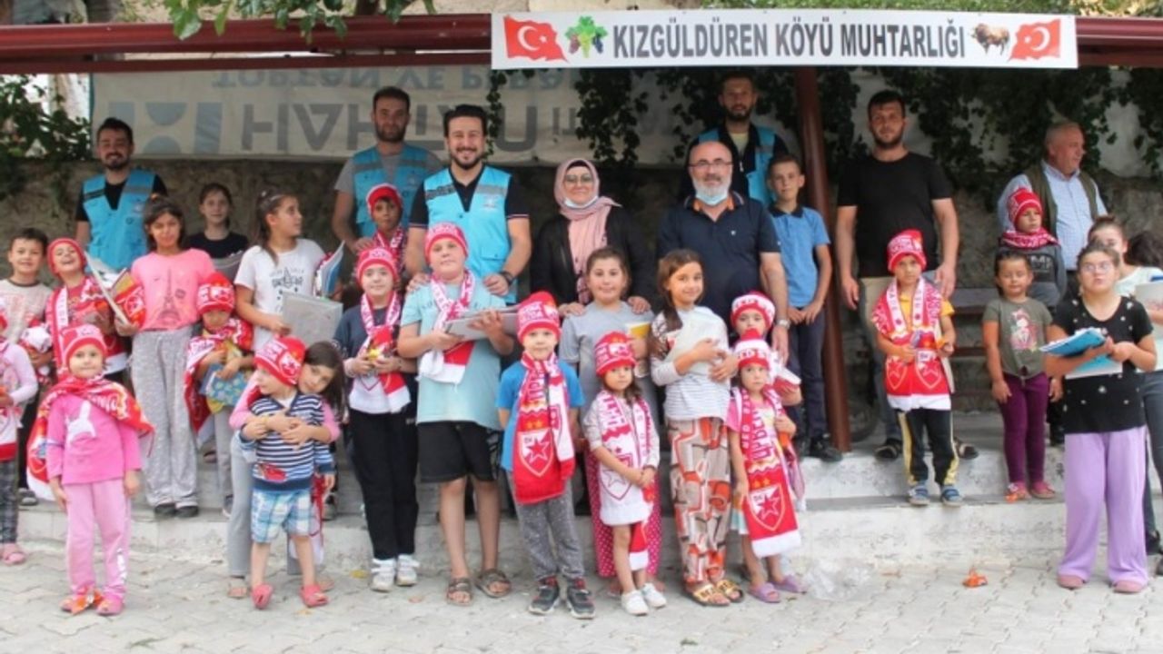Taşova'da İyilik Hareketi gönüllüleri köy çocuklarına hediye dağıttı