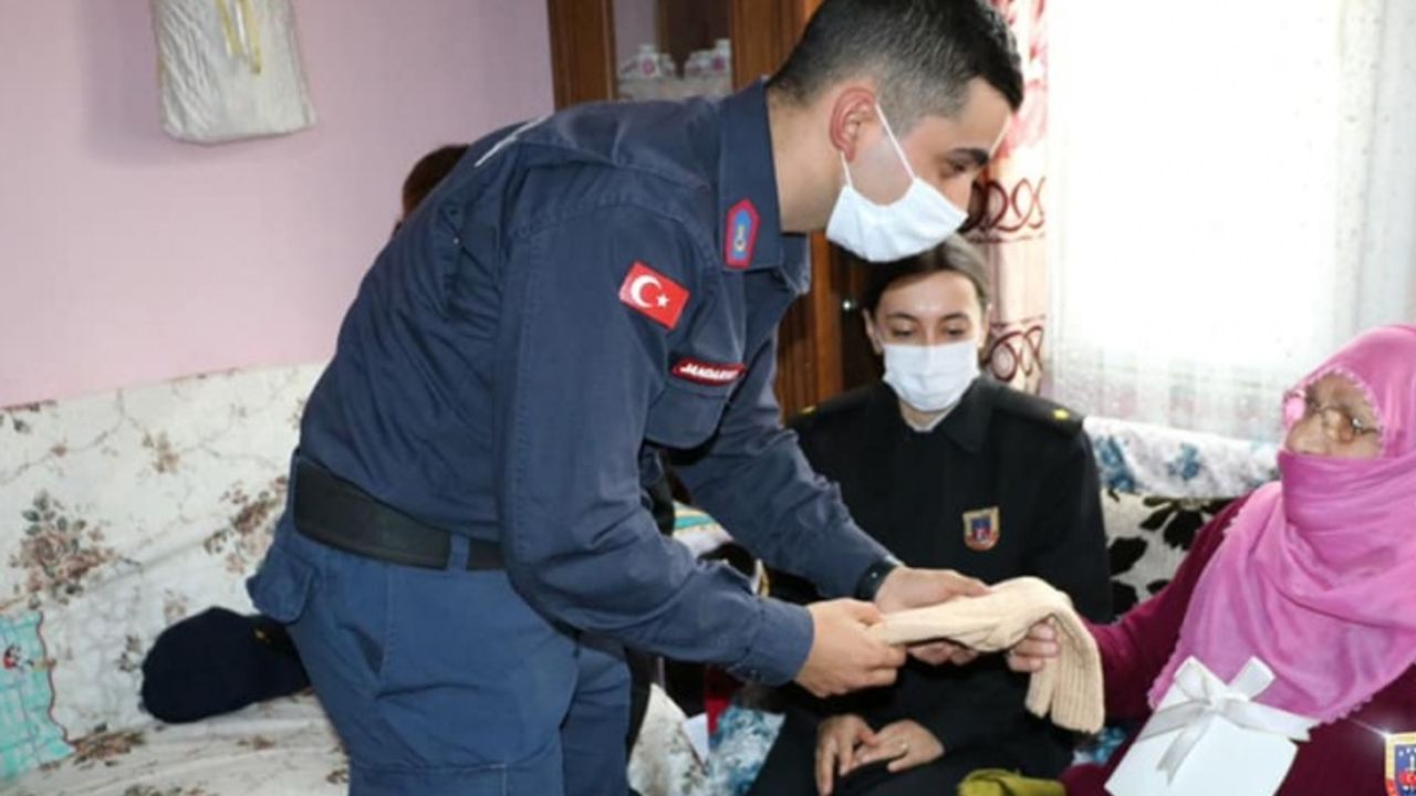 Ordu'da 92 yaşındaki Nuriye nine ördüğü çorapları Mehmetçiğe gönderdi