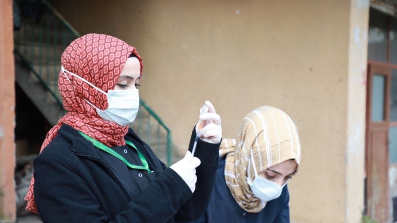 Rize'de sağlık çalışanları zorlu coğrafyada aşı çalışmalarını sürdürüyor