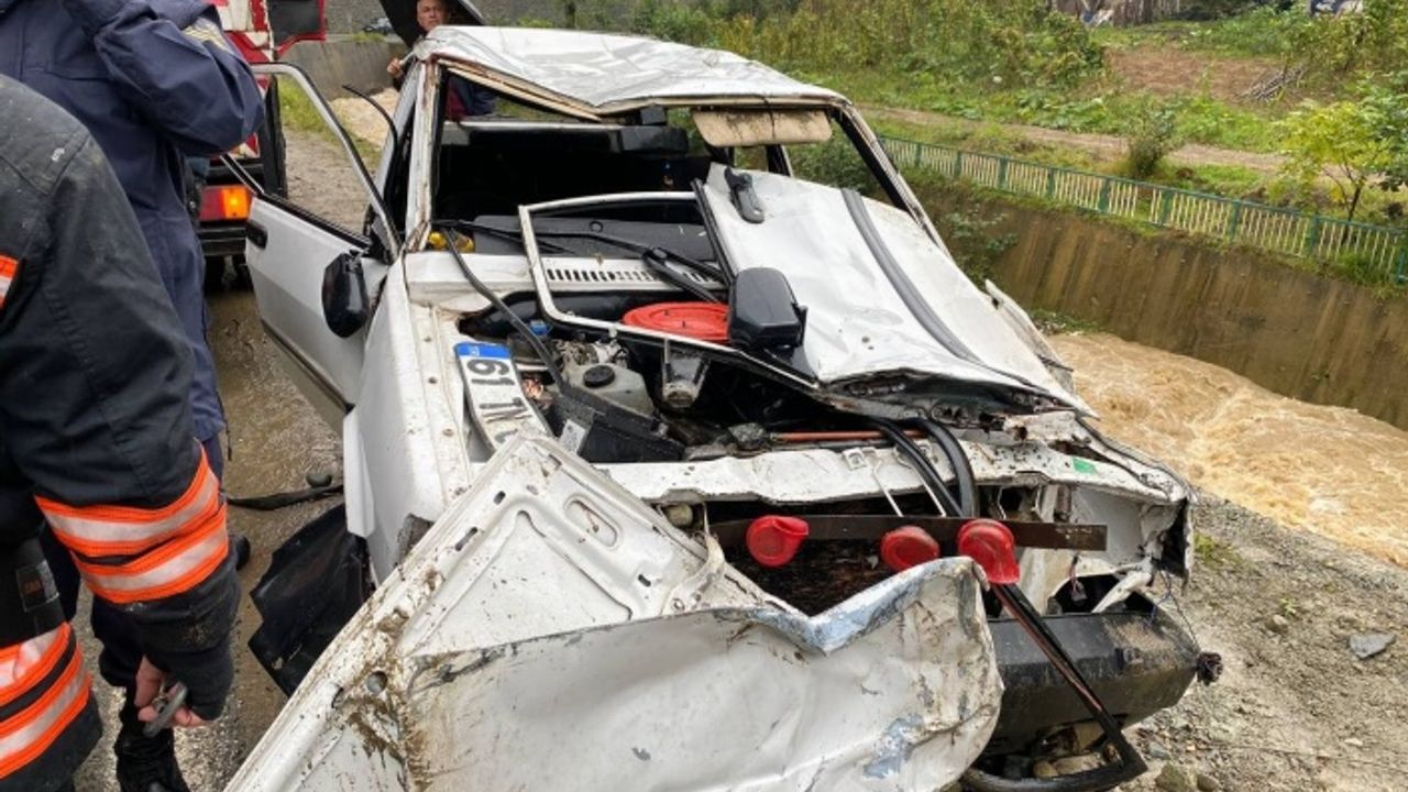 Trabzon'un Yomra ilçesinde feci kazada araç dereye uçtu