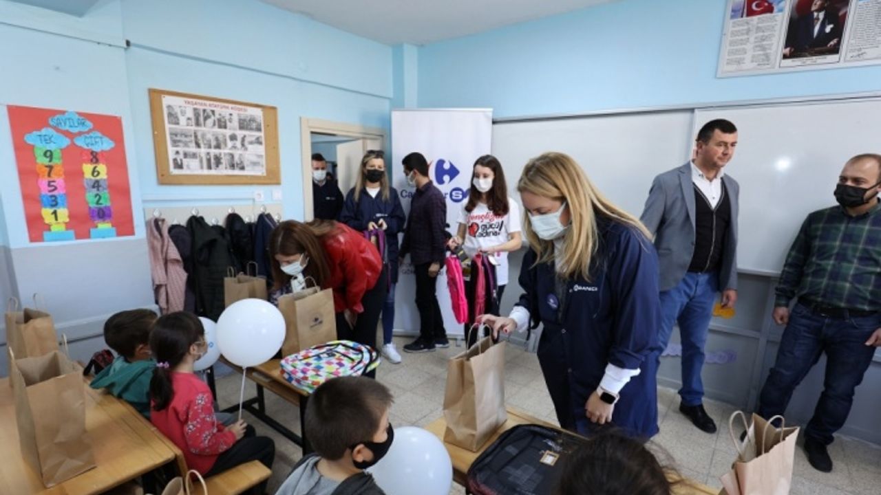 CarrefourSA çalışanlarından ihtiyaç sahibi okula kırtasiye ve