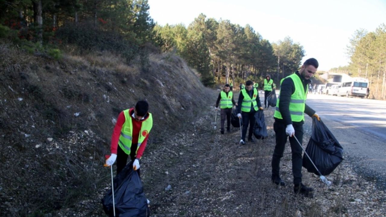 Kastamonu'da üniversiteli gönüllüler çevre temizliği yaptı