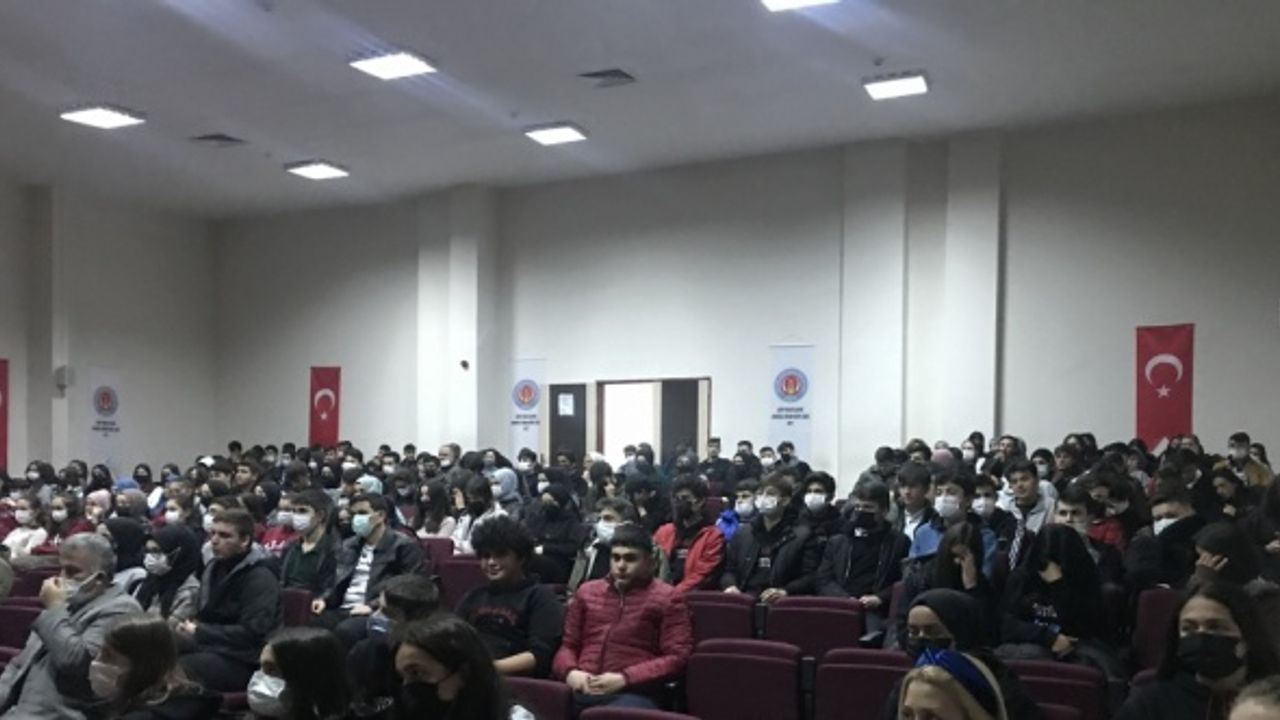 Espiye'de "Mehmet Akif'i Doğru Anlamak" konferansı düzenlendi