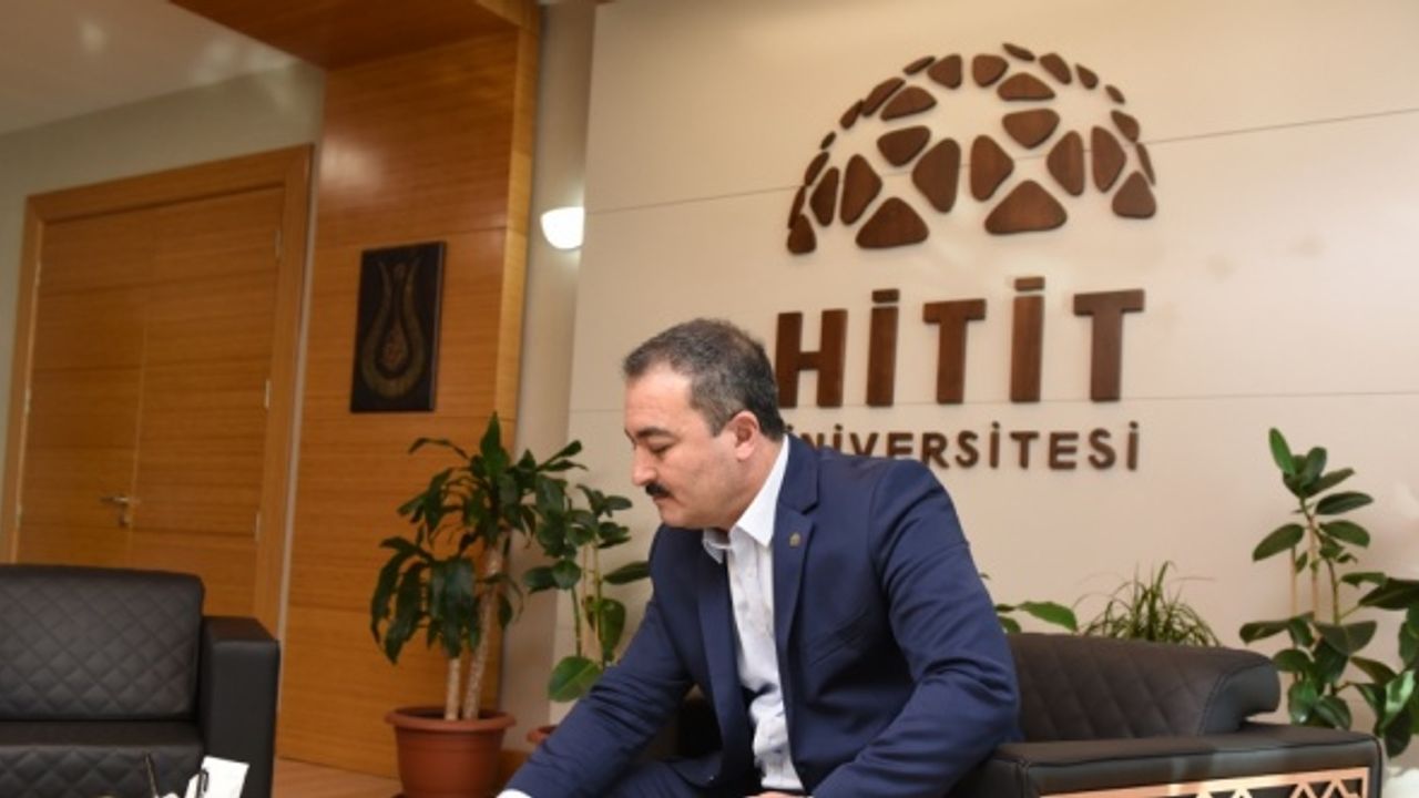 Hitit Üniversitesi Rektörü Öztürk AA'nın "Yılın Fotoğrafları" oylamasına katıldı