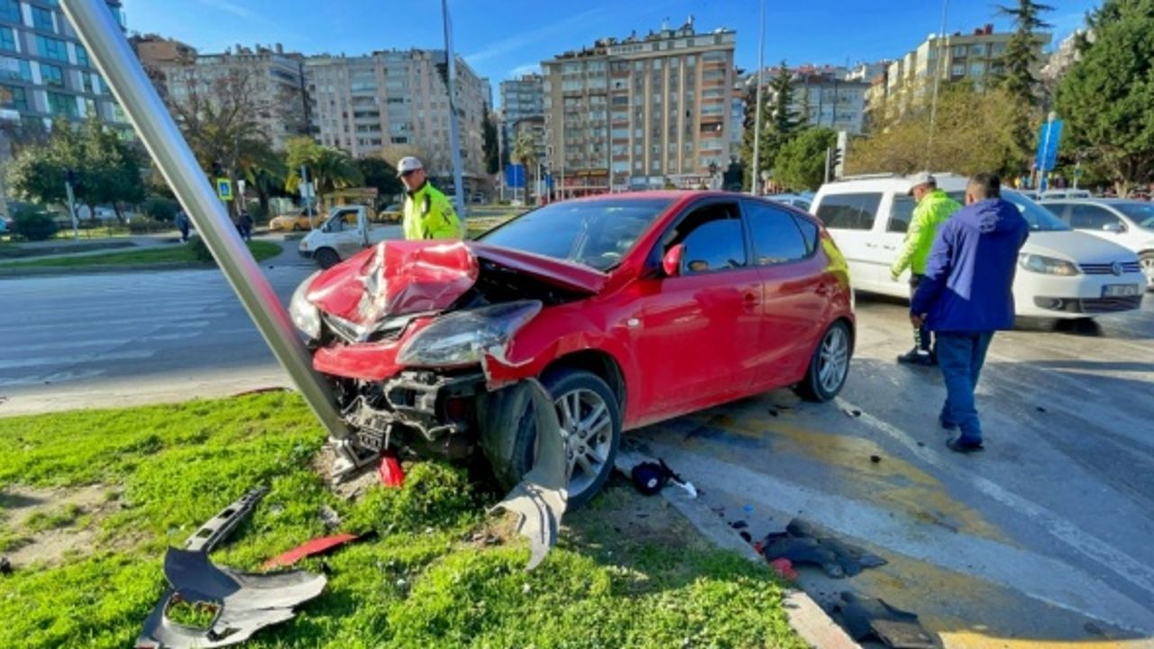 Samsun'da kavşakta çarpışan iki otomobilin sürücüleri yaralandı