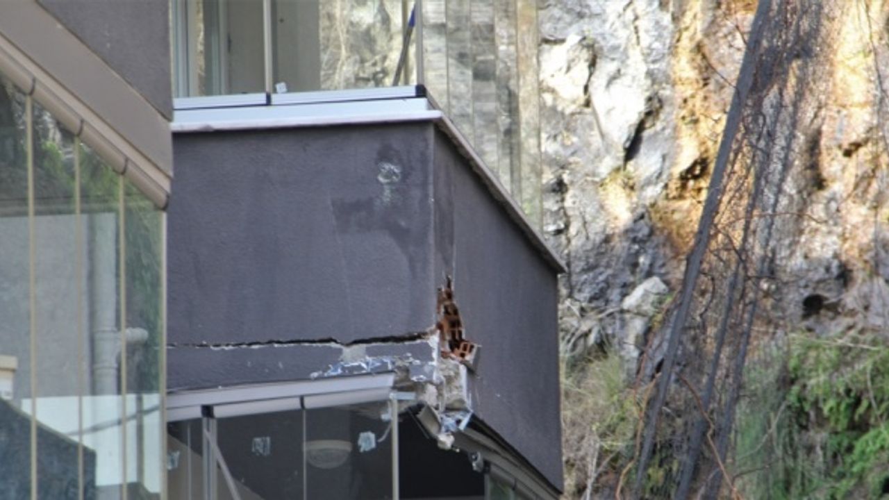 Sinop'ta heyelan nedeniyle 3 katlı bina boşaltıldı