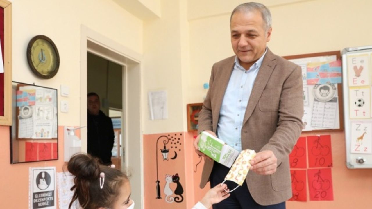 Suluova Belediye Başkanı Üçok, öğrencilere akıllı kalem seti dağıttı