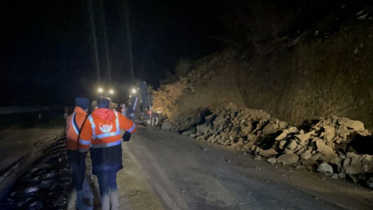 Zonguldak'ta heyelan nedeniyle kapanan kara yolunda temizlik çalışmaları sürüyor