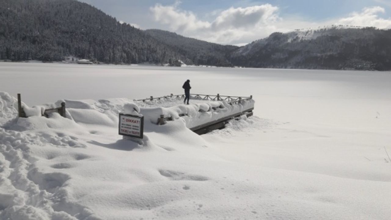 Abant Gölü'nün yüzeyi buz tuttu